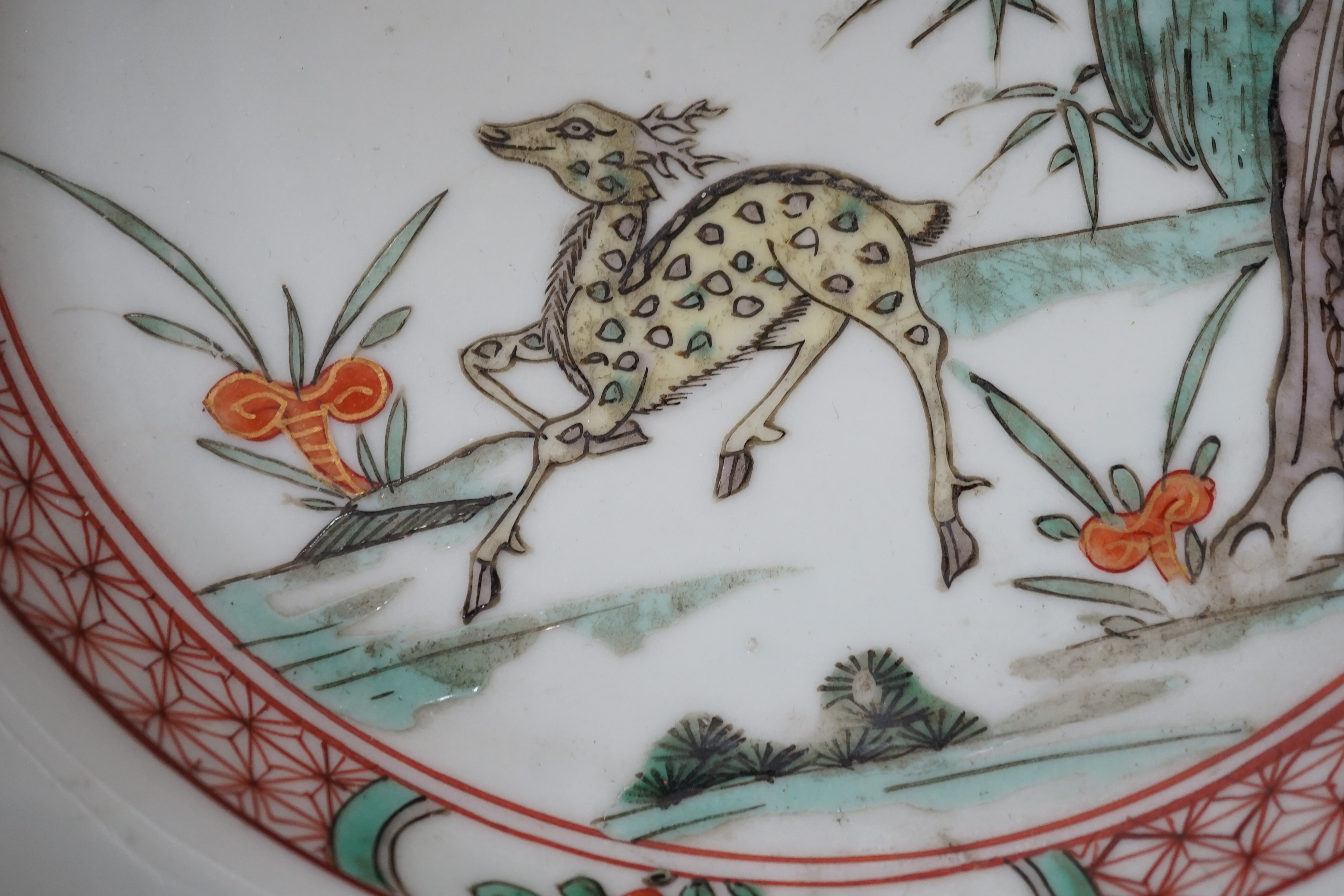 A Chinese famille verte ‘deer and crane’ dish and four matching plates, Kangxi period